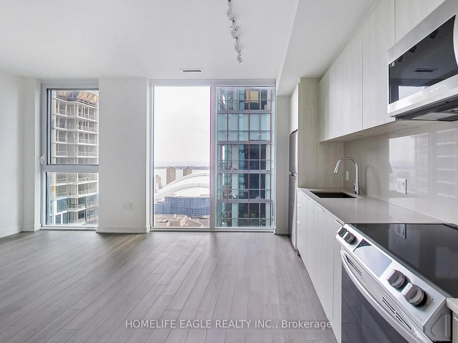 357 King St W — Photo 2
