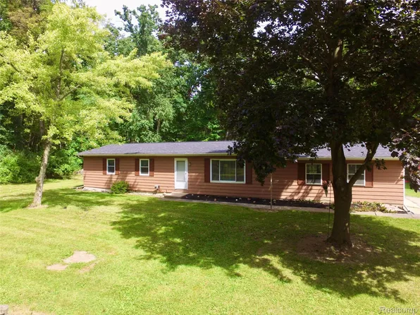 11411 Toma Rd, Pinckney, MI 48169