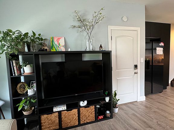 5th image of 3232 Henrietta St APT 2W