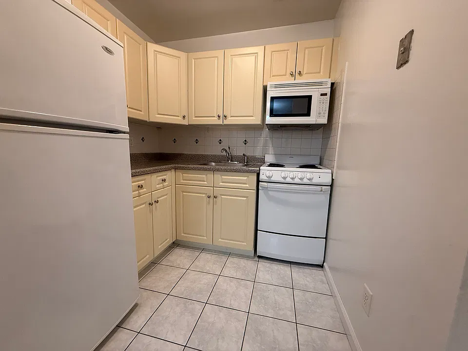 208 Undercliff Ave #B12