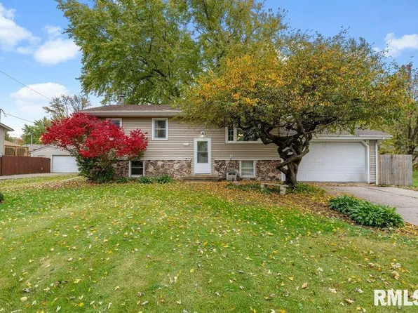 301 E Lotte St, Blue Grass, IA 52726