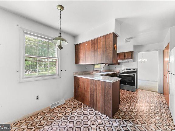 5th image of 127 Governors Cir