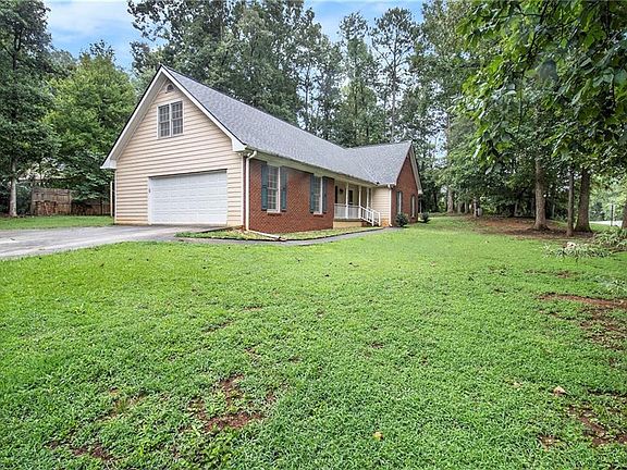 3rd image of 340 Radcliffe Trce