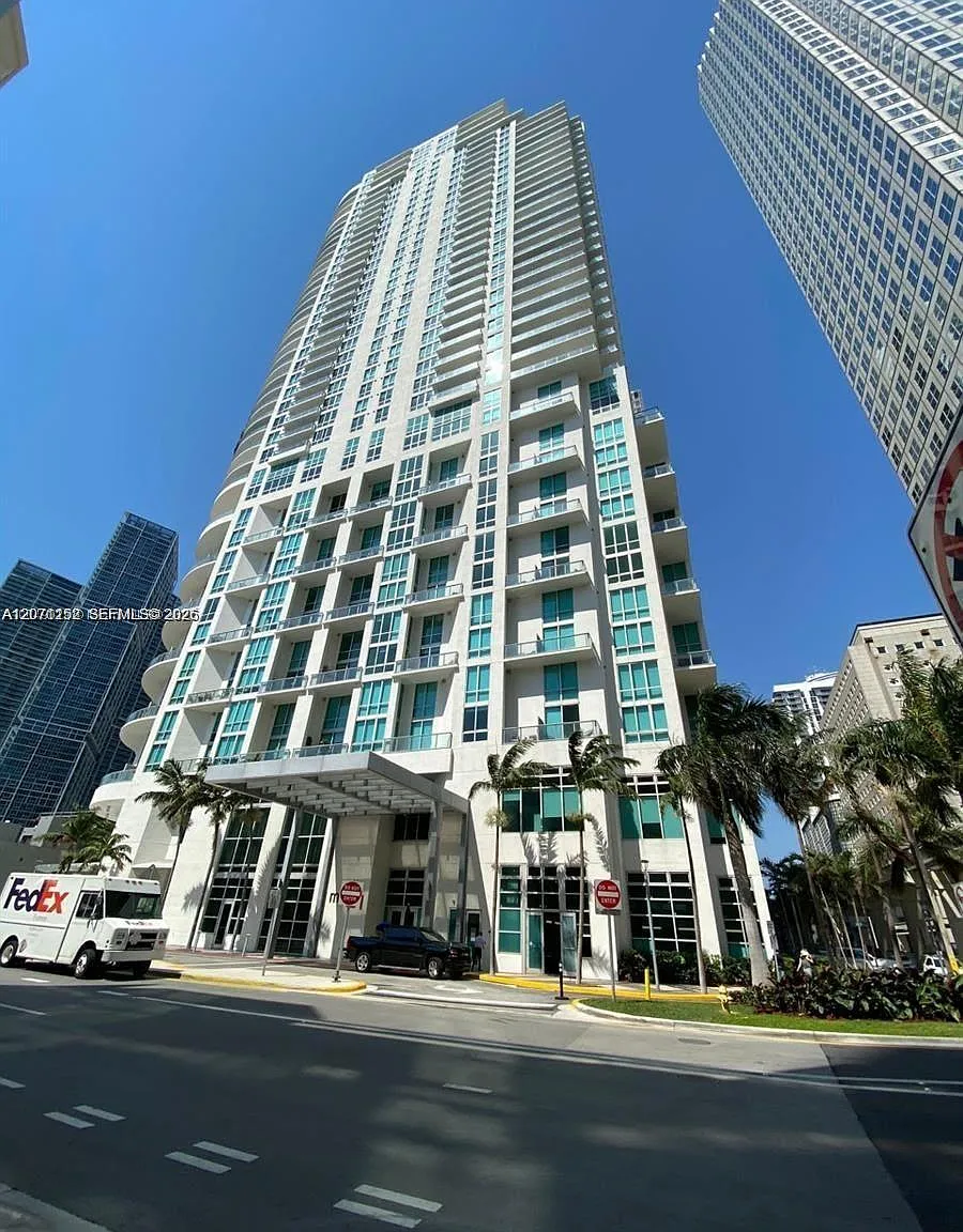 Met 1 Condo — Photo 2