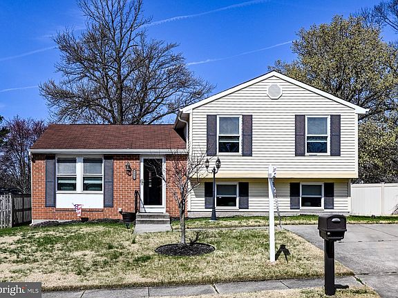 2nd image of 8802 Goldentree Ln