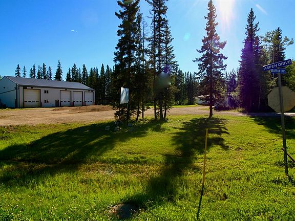 3rd image of 953 Bear Paw Cres