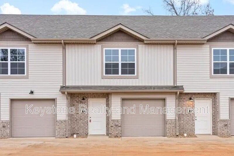 1st image of 940 Britton Springs Rd #105