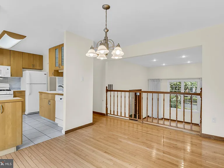 606 Northcliffe Dr — Photo 9