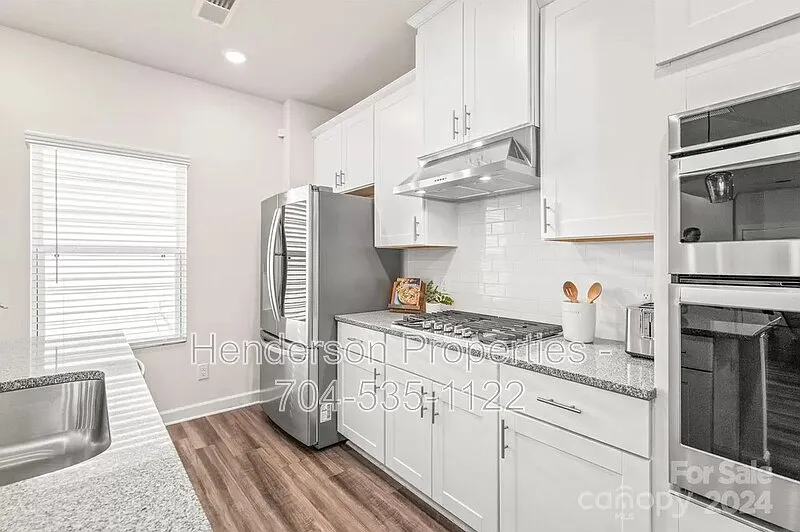 3 bed, 2.5 bath, 1970 sqft, $2,450 — Photo 4