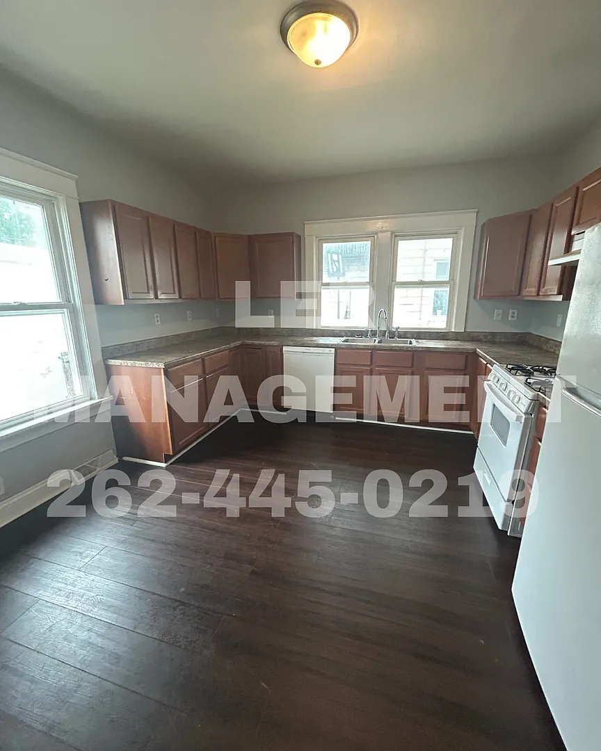7324 38th Ave — Photo 2
