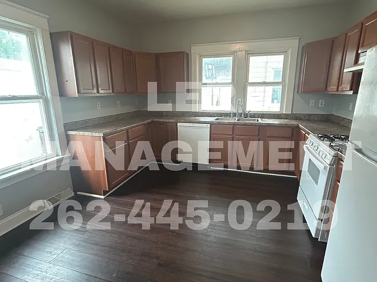 7324 38th Ave — Photo 2