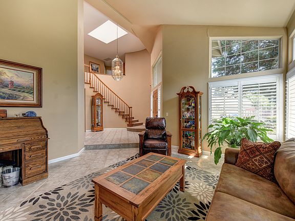 5th image of 125 Keller Cir