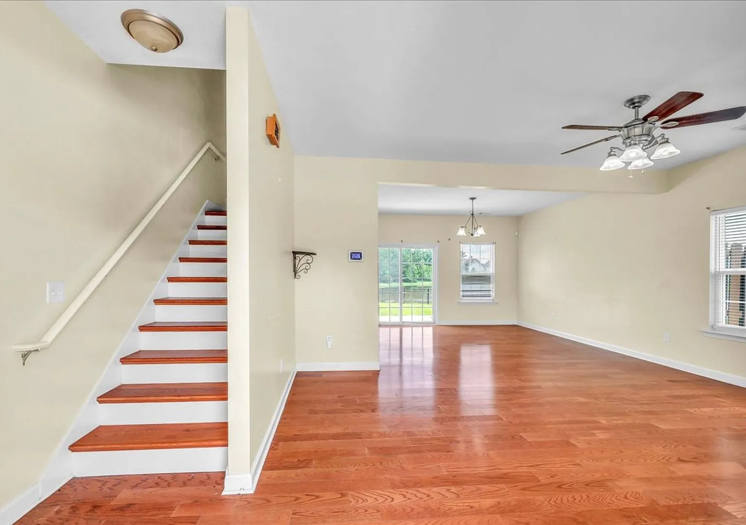 Spacious 4 Bed, 2.5 Bath in White Oak — Photo 2