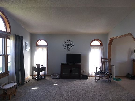 5th image of 102 Pheasant Ln