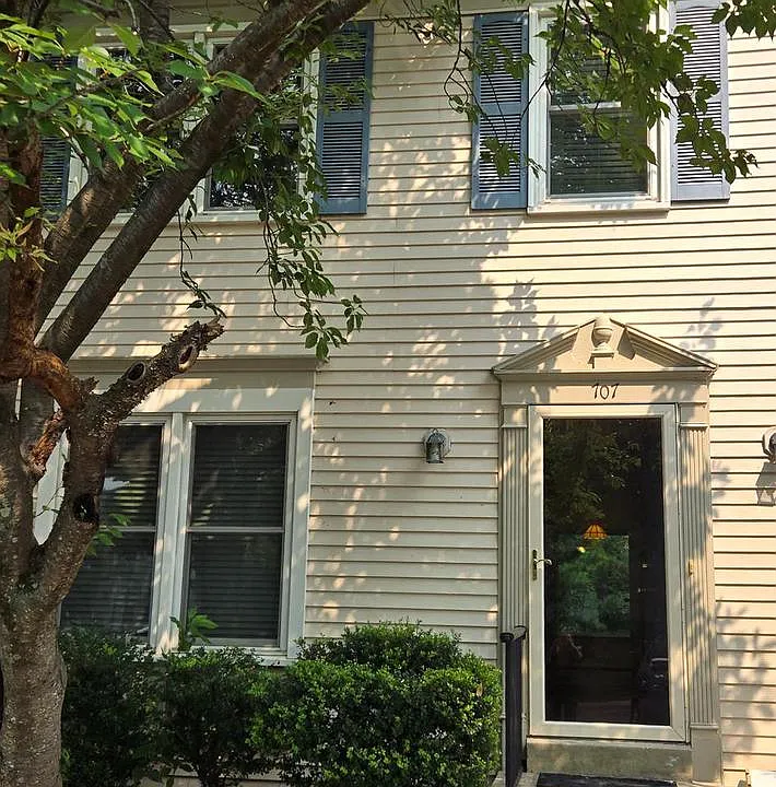 707 Curry Ford Ln