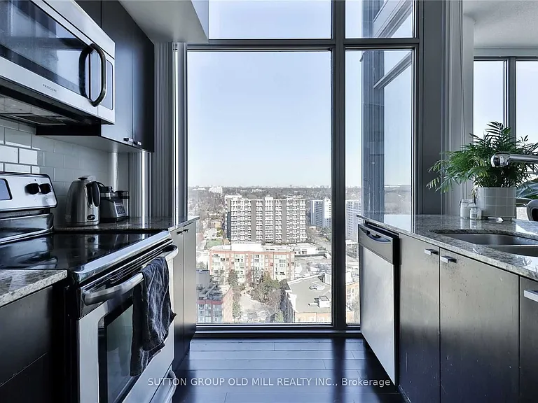 105 The Queensway #2211 — Photo 4