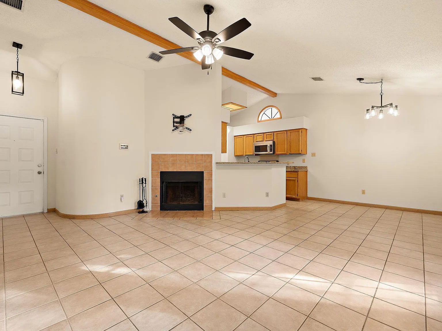 3 bed, 2.0 bath, 1200 sqft, $1,800 — Photo 4
