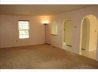 515 Overhead Dr, Coraopolis, PA 15108