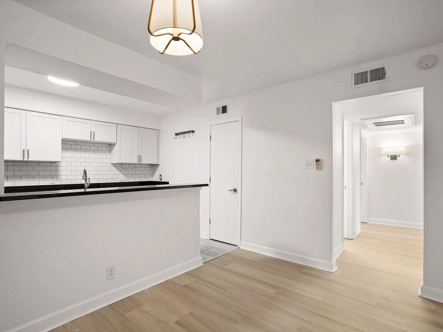2 bed, 928 sqft, $2,075 — Photo 1