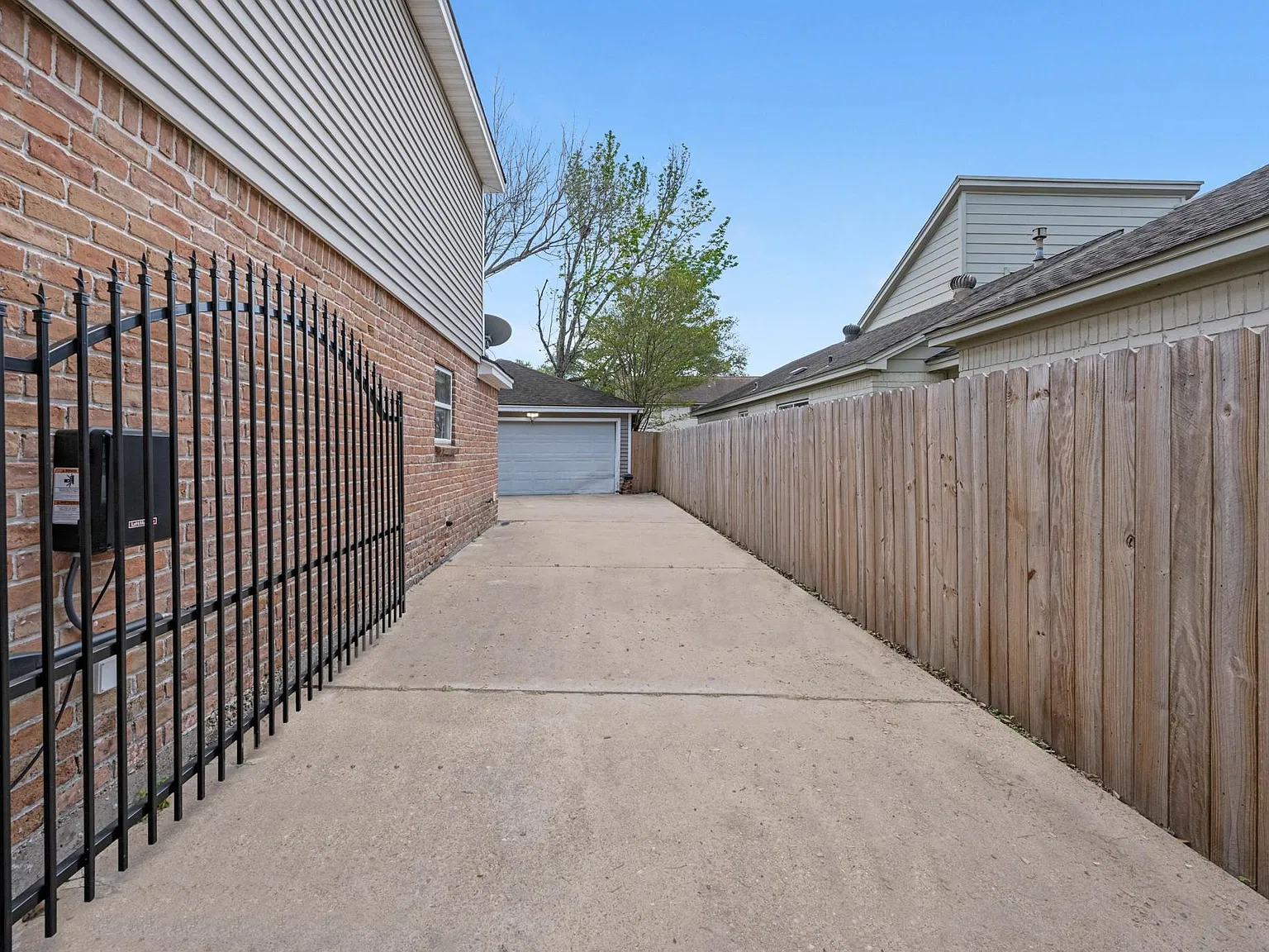 4 bed, 2437 sqft, $2,000 — Photo 2