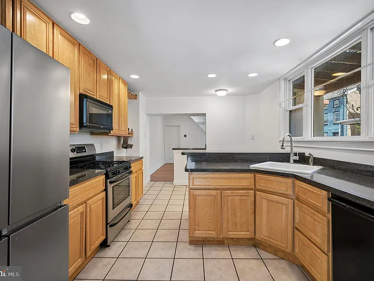 447 Dupont St — Photo 10
