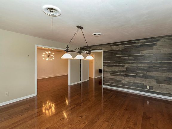 4th image of 2040 Chevy Chase Ln