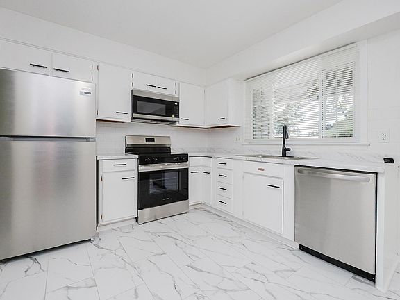 2nd image of 2825 Hinde Ave