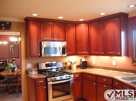 Open, pleasing designer kitchen! Check out the under cabinet lighting for that special touch!