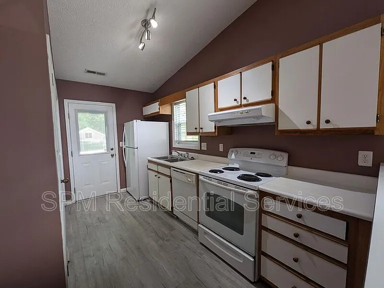 705 Varsity Dr — Photo 5