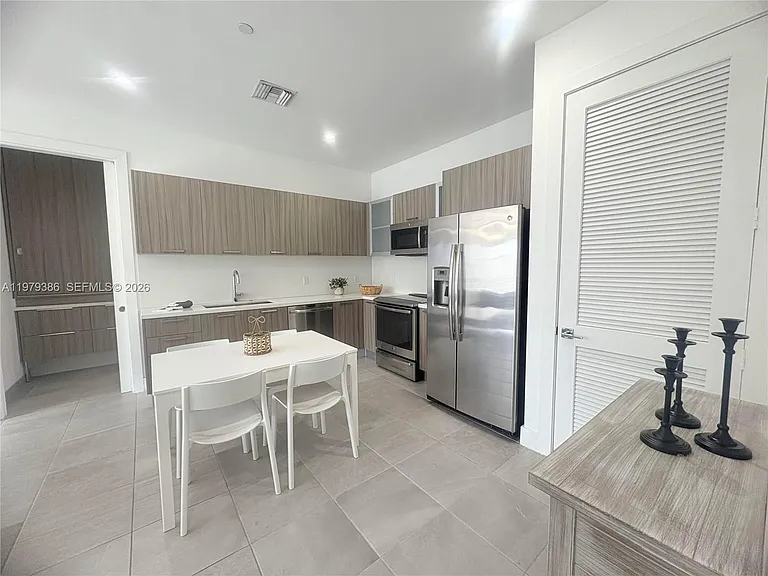 1045 NE 18th Ave #304 — Photo 11