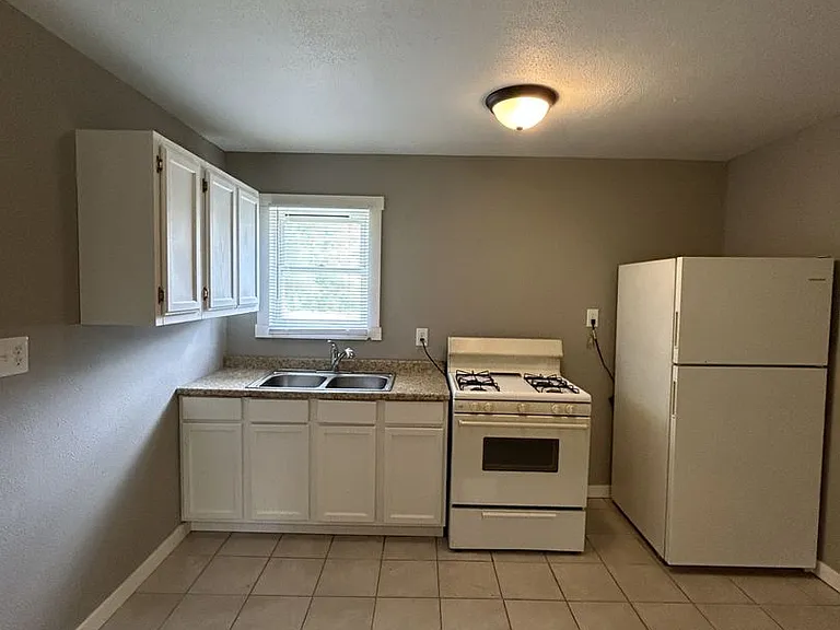 2379 Locust Rd — Photo 3
