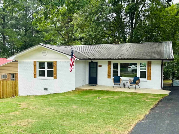 266 Woodlawn Pl, Selmer, TN 38375