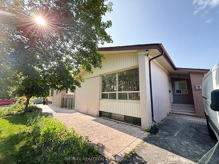 7 Rockport Cres — Photo 1