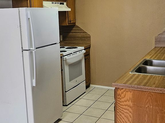 eat in kitchen has dining area attached