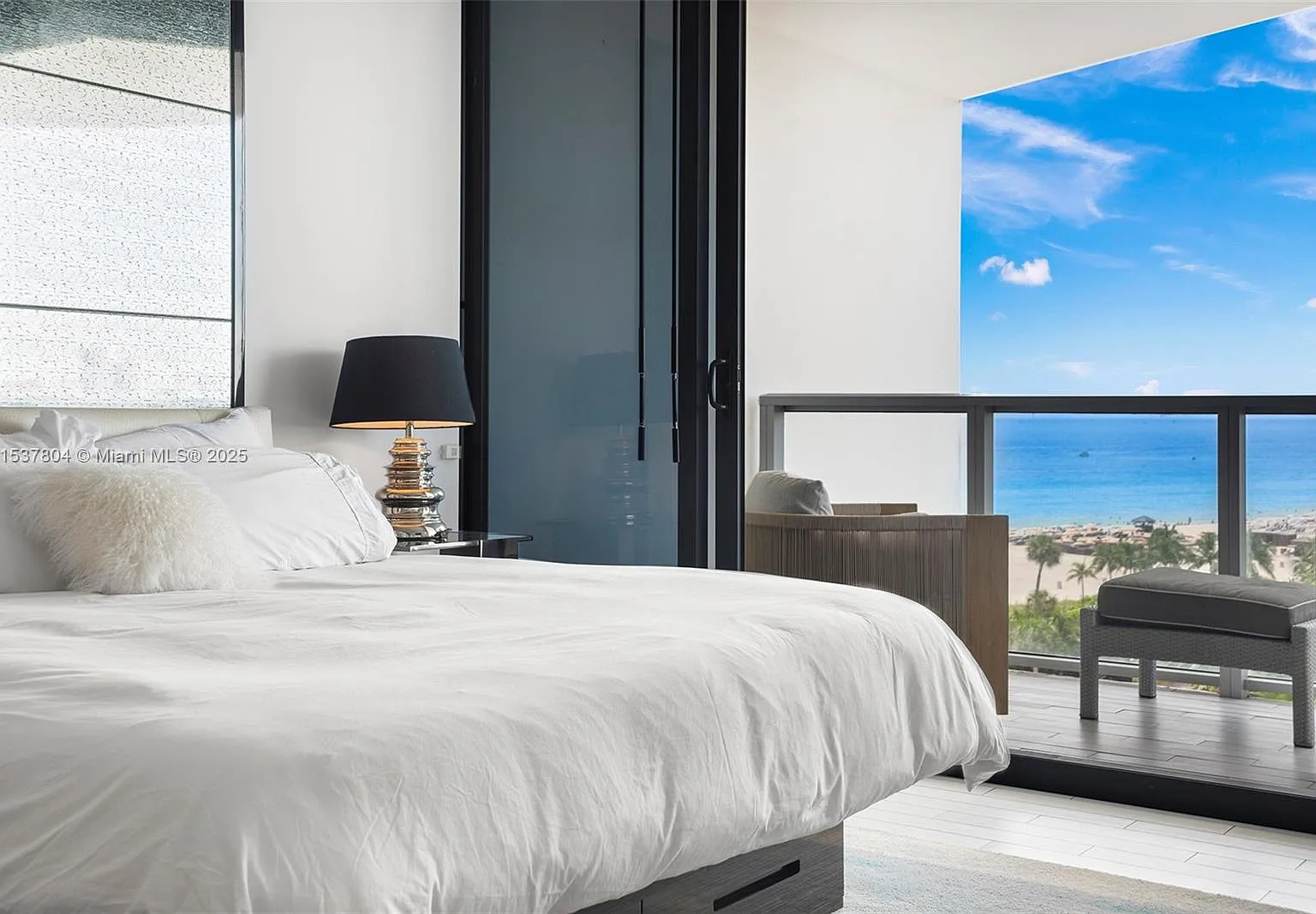 2201 Collins Ave Condo — Photo 1