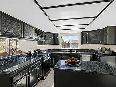 4 bed, 2.5 bath, 1895 sqft, $3,200 — Photo 3