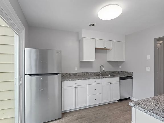 5th image of 827 Saint Clair Ave #A