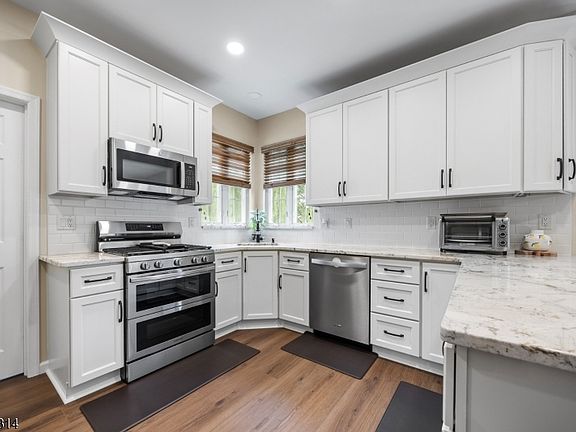 3rd image of 208 Yvonne Way