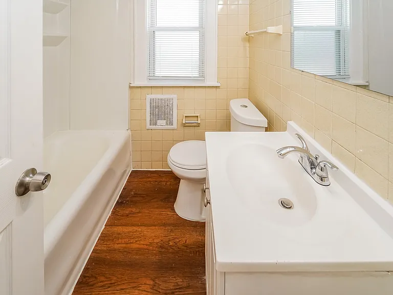 997569_025_main_bathroom_13122398.jpg