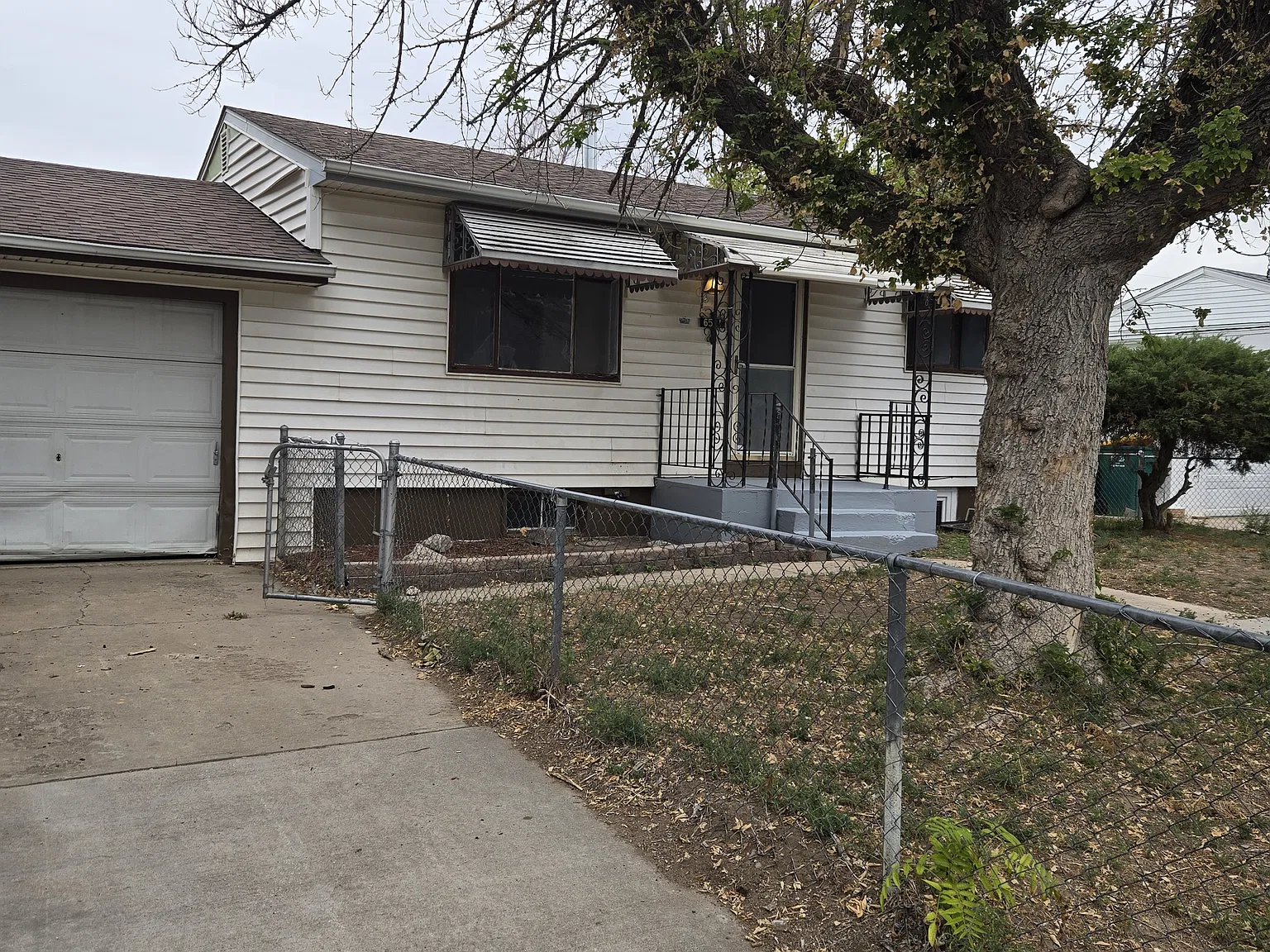 3 bed, 1.5 bath, 1400 sqft, $2,100 — Photo 1