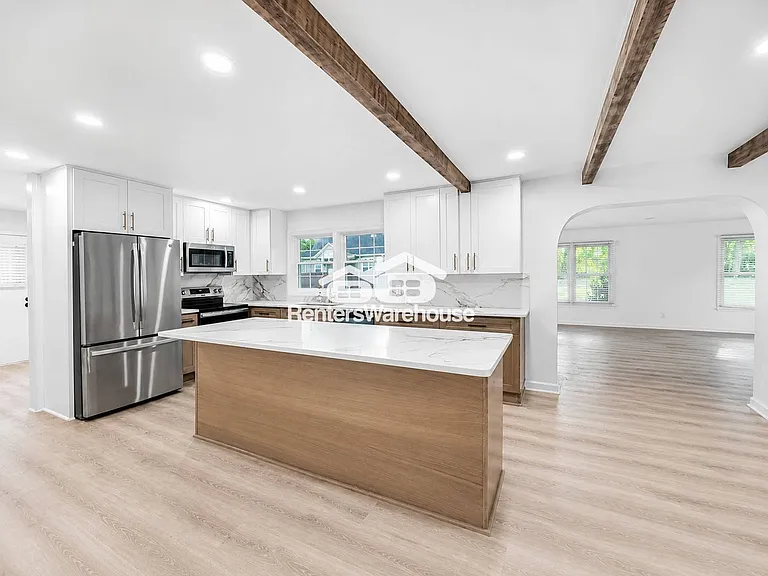 338 Travis St — Photo 7