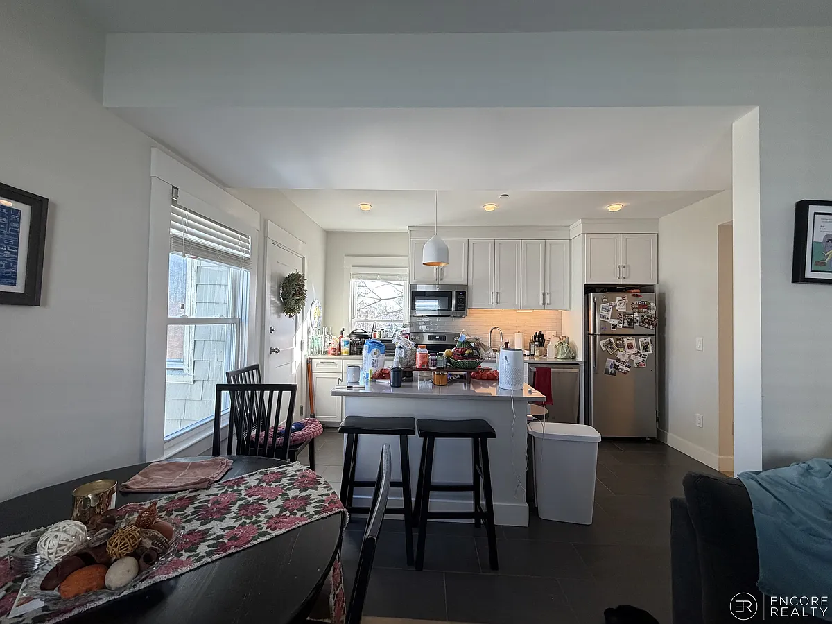 Building Photo - 208 Banks St #3