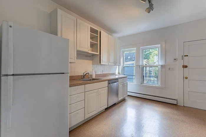 4 bed, 2.0 bath — Photo 4