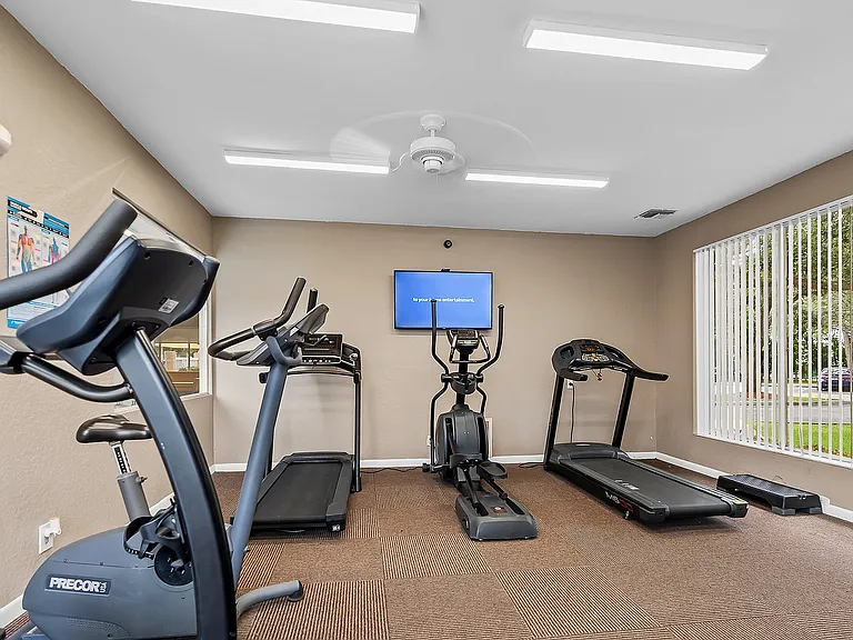 Tennis Towers Apartments — Photo 40