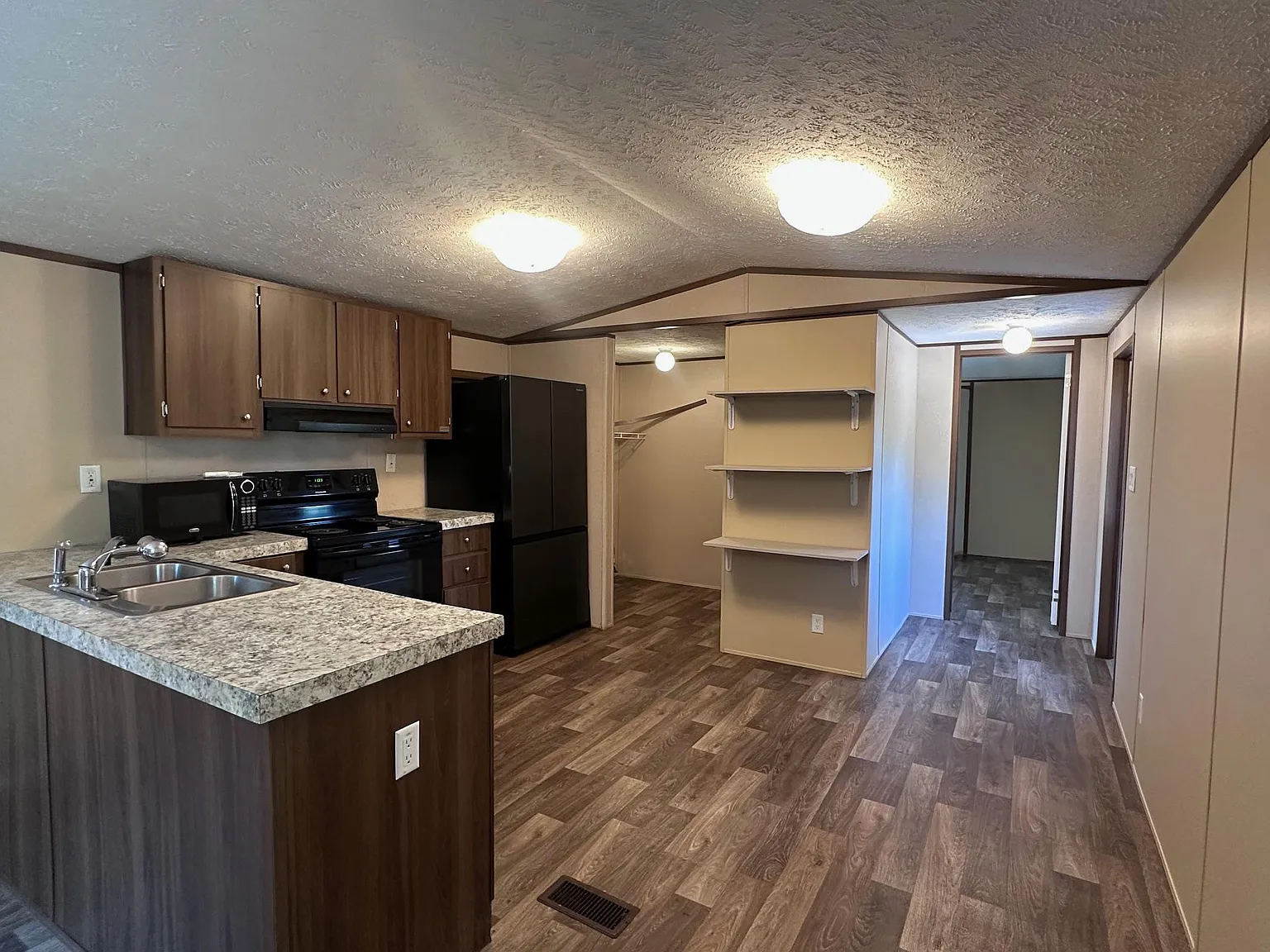 3 bed, 2.0 bath, 912 sqft, $1,300 — Photo 3