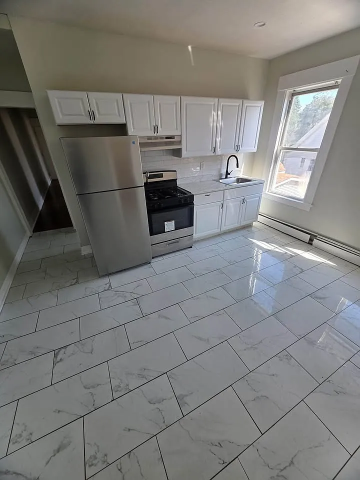 3 bed, 1.5 bath, 900 sqft, $1,900 — Photo 1