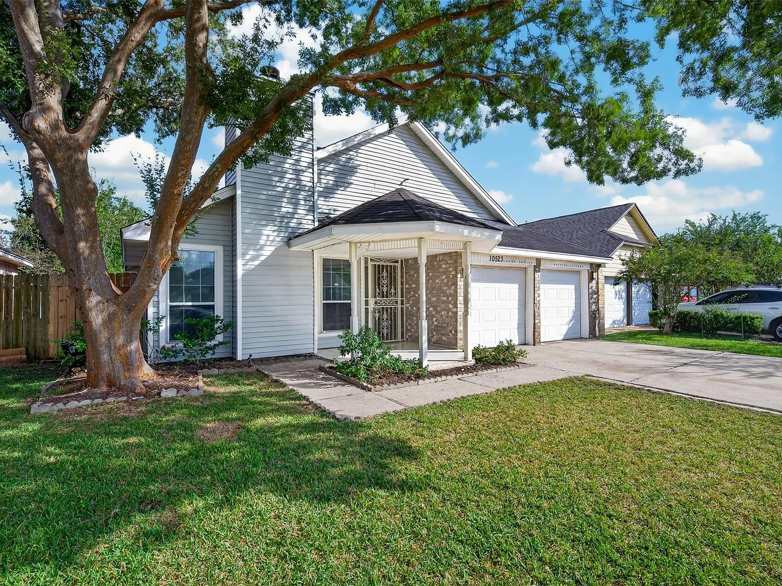 3 bed, 2.0 bath, 1477 sqft, $2,000 — Photo 2
