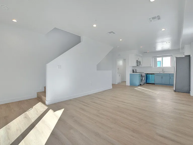 5850 Vineland Ave — Photo 8