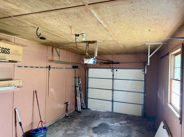 619 W 10th St, Concordia, KS 66901