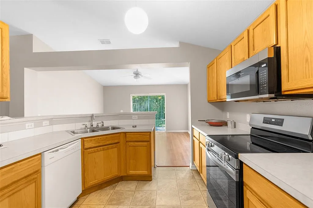 3 bed, 2.0 bath, 1874 sqft, $2,250 — Photo 3